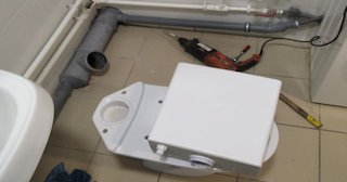 Установка напольного унитаза в Троицке: монтаж под ключ от СантехДомТрц от 5188 рублей.