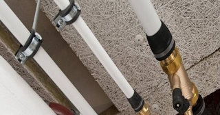 Замена труб водоснабжения в квартире: цена от 2075 руб. - СантехДомТрц